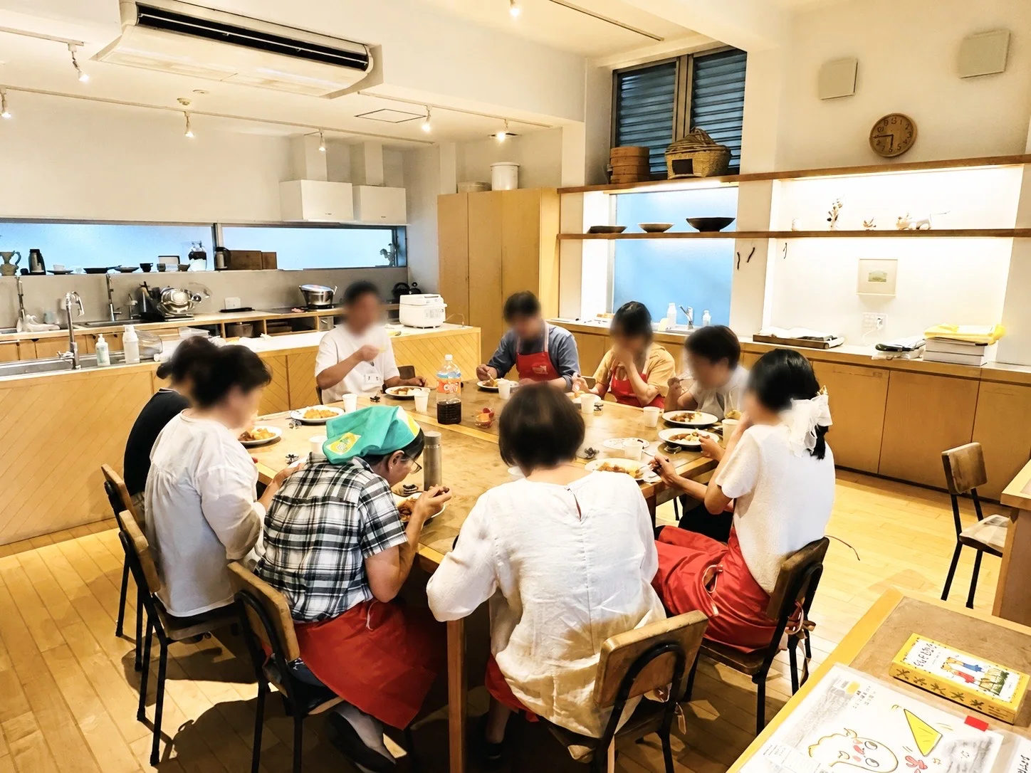 大きなテーブルを囲んでトマトハヤシライスを味わう参加者とスタッフ