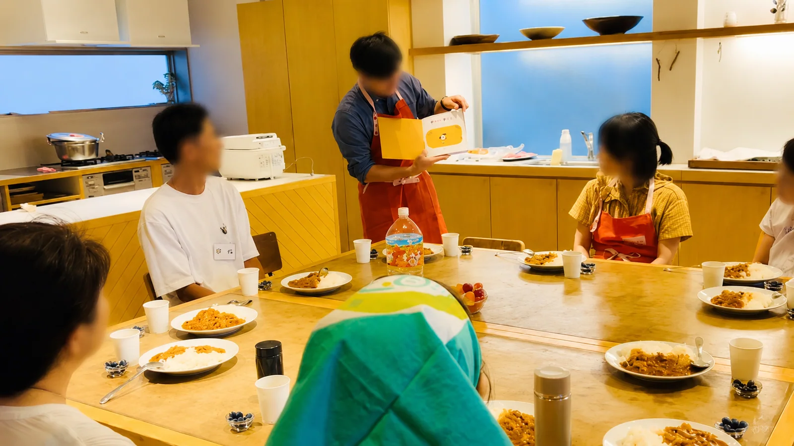 大きなテーブルを囲んで楽しんだ絵本の読み聞かせ
