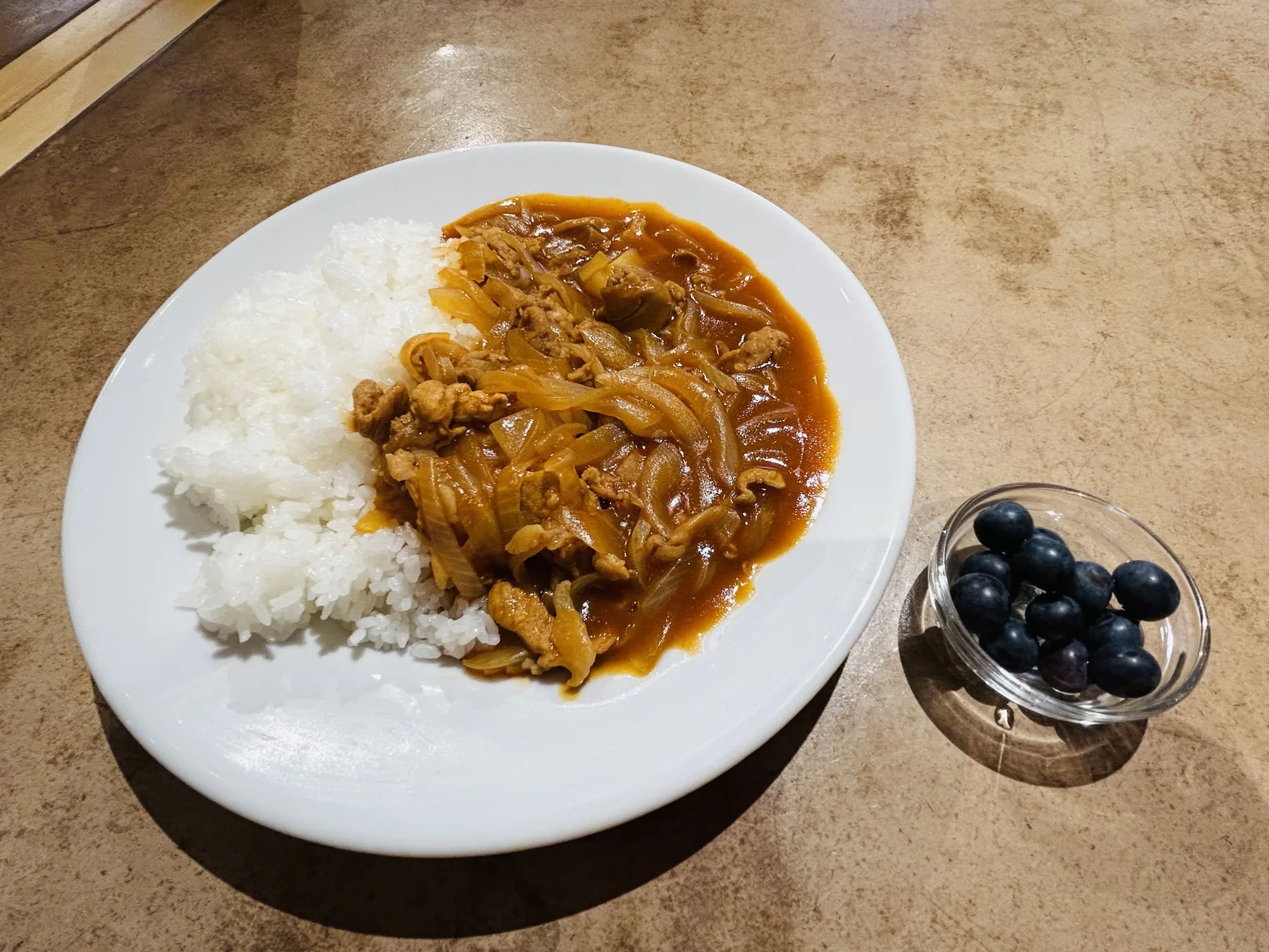トマトハヤシライスと、ご寄付でいただいたブルーベリー